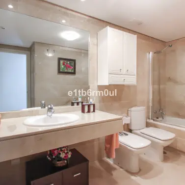 Sale of middle floor apartment in The Golden Mile