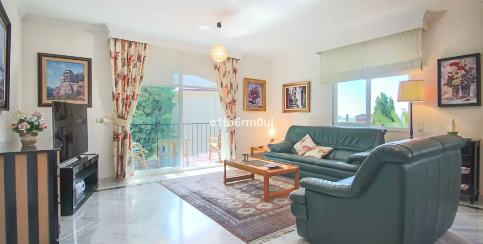 Sale of middle floor apartment in The Golden Mile 2
