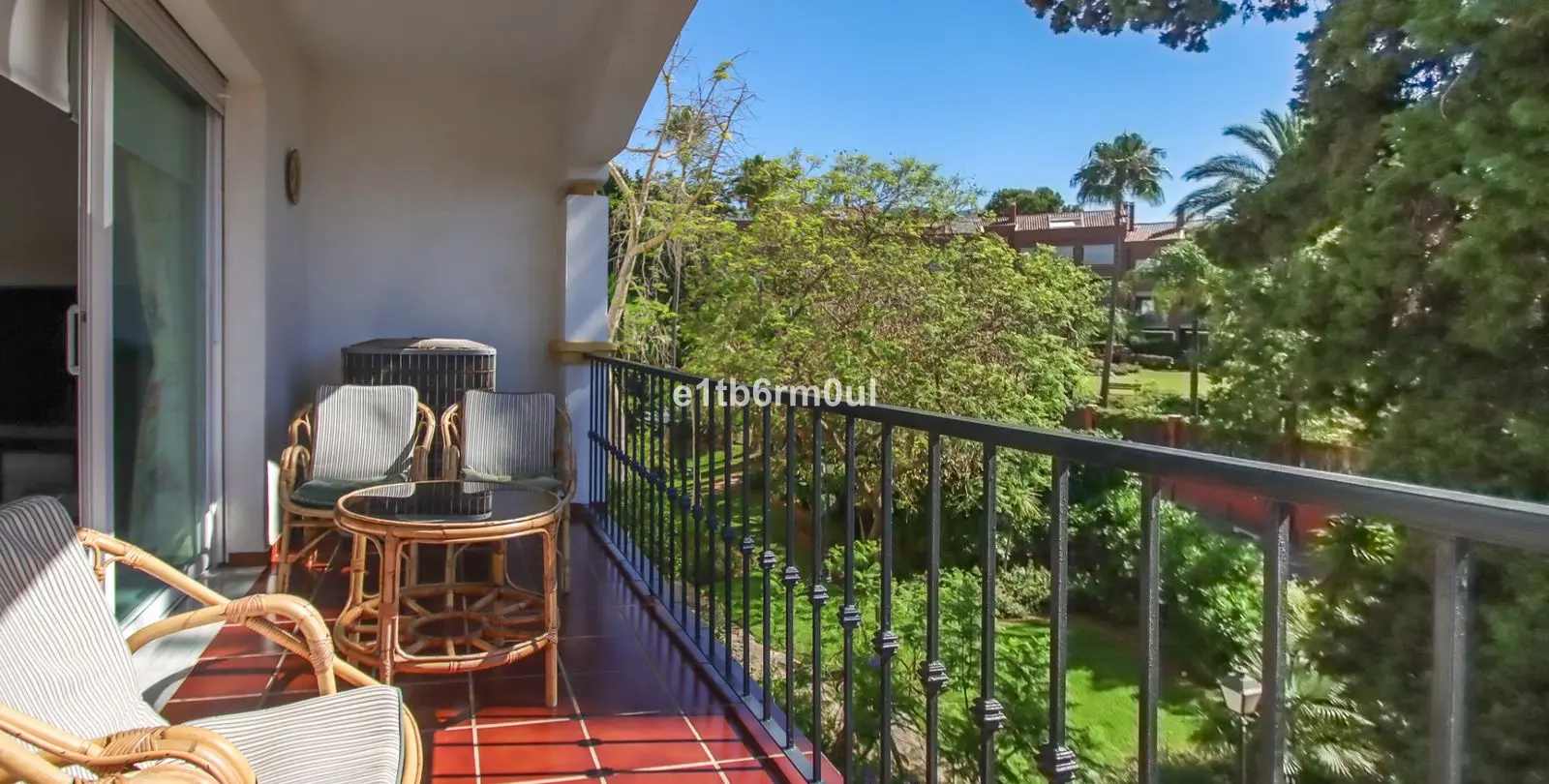 Sale of middle floor apartment in The Golden Mile 4