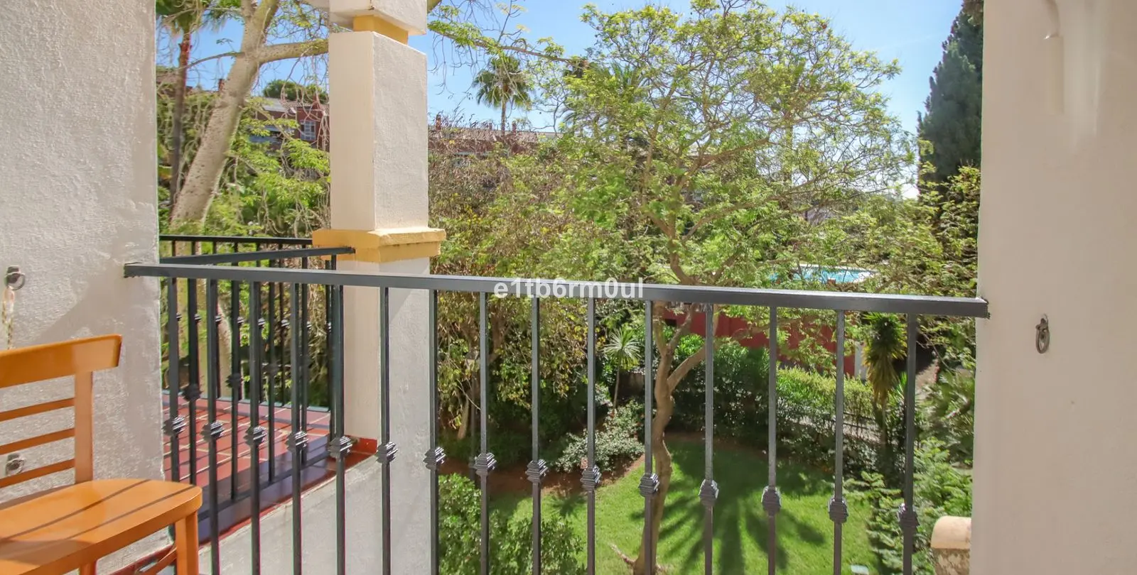 Sale of middle floor apartment in The Golden Mile 7
