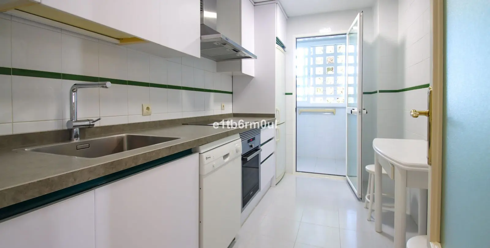 Sale of middle floor apartment in The Golden Mile 8