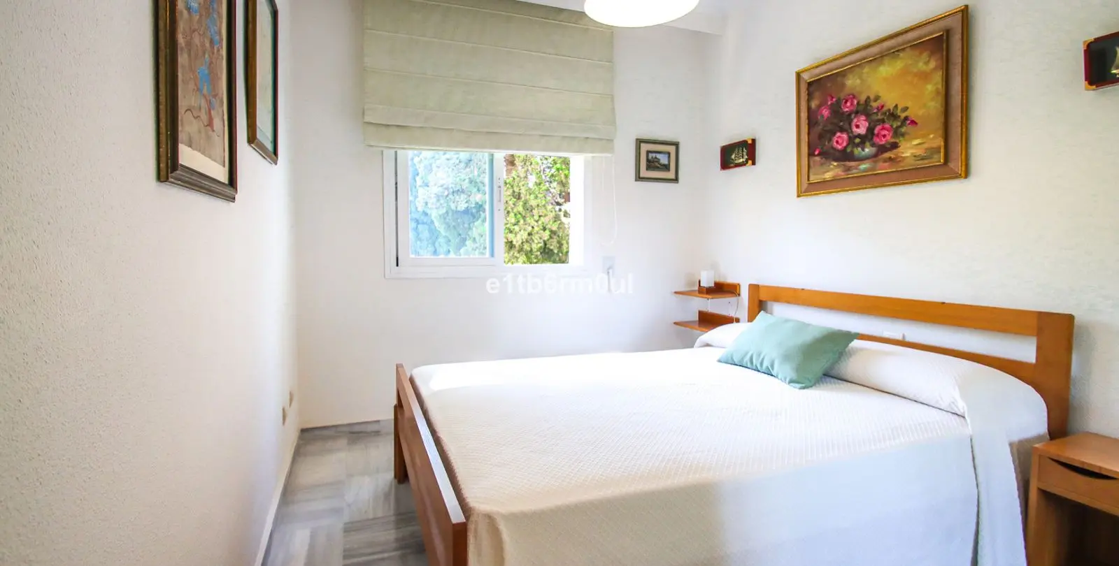 Sale of middle floor apartment in The Golden Mile 9