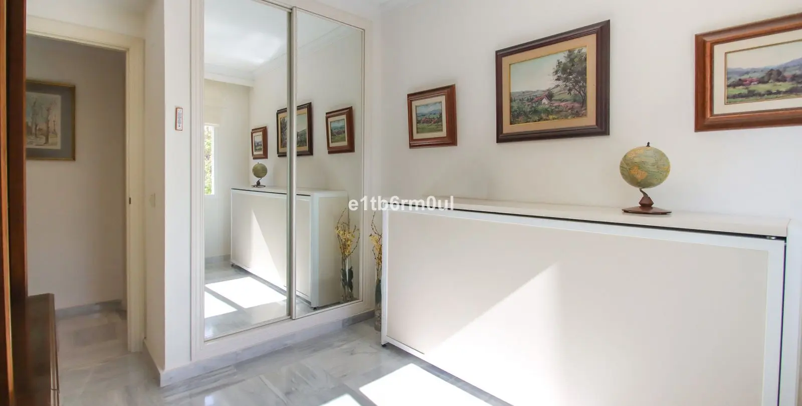 Sale of middle floor apartment in The Golden Mile 12