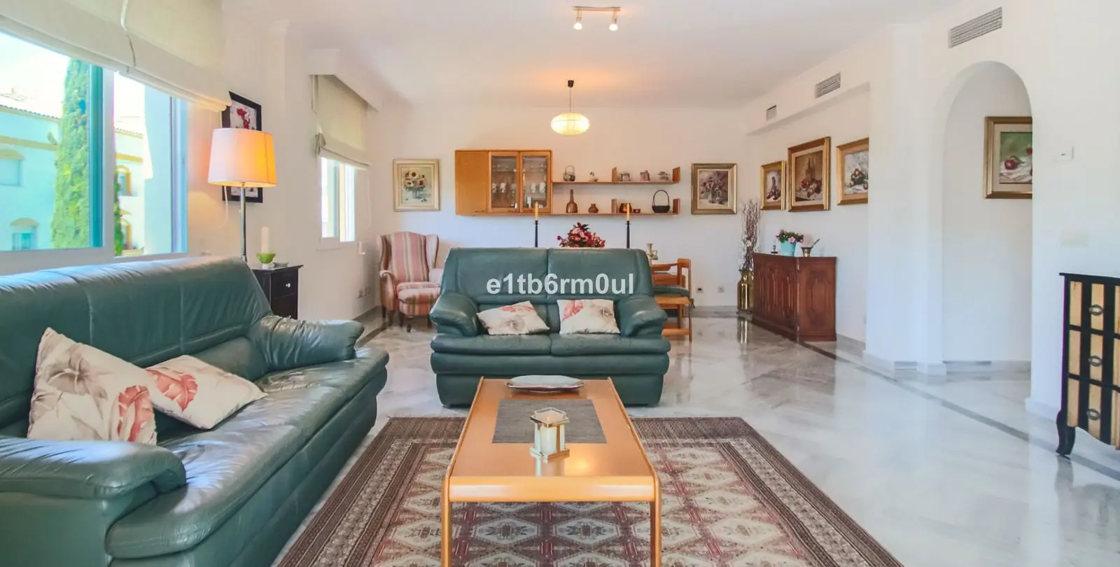 Sale of middle floor apartment in The Golden Mile 15