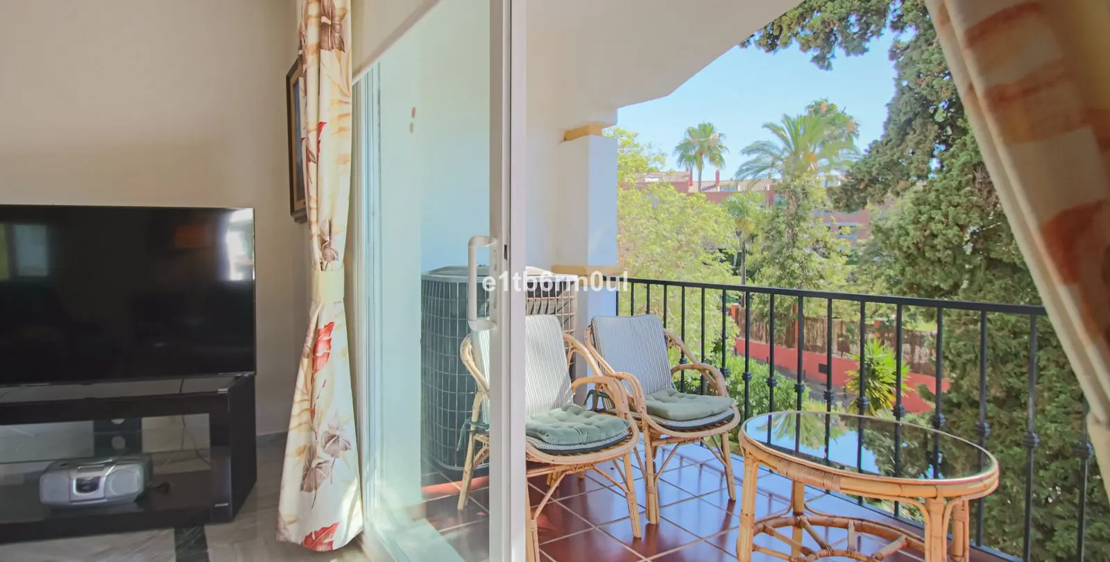 Sale of middle floor apartment in The Golden Mile 16