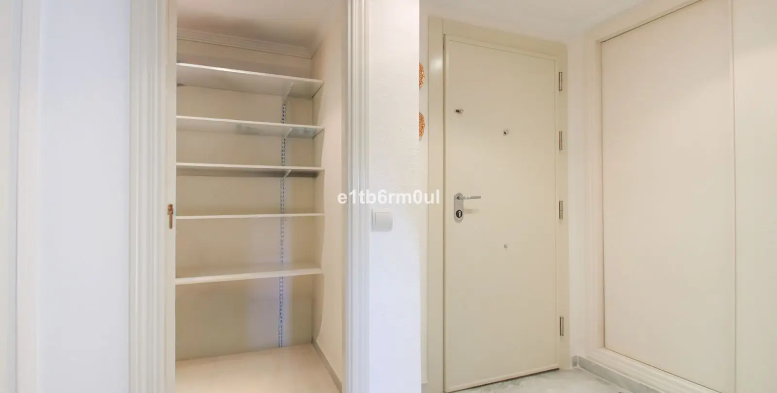 Sale of middle floor apartment in The Golden Mile 17