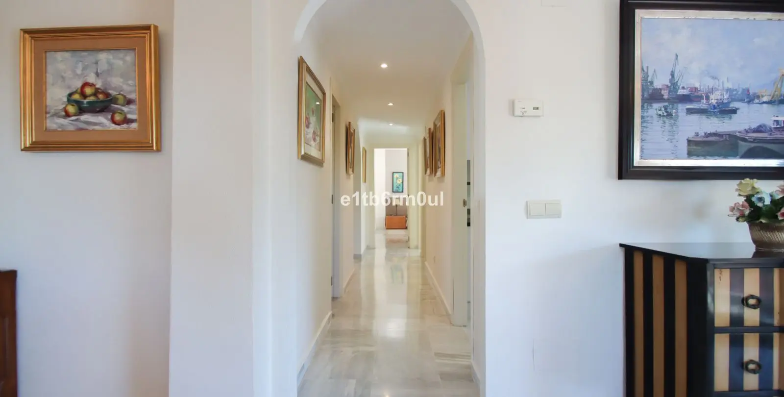 Sale of middle floor apartment in The Golden Mile 19