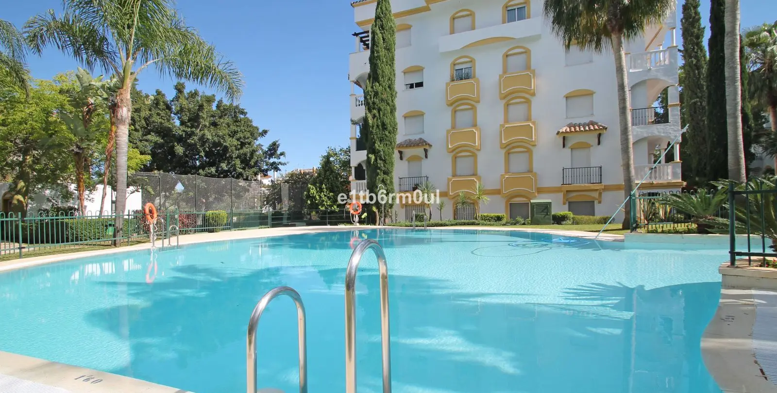 Sale of middle floor apartment in The Golden Mile 22
