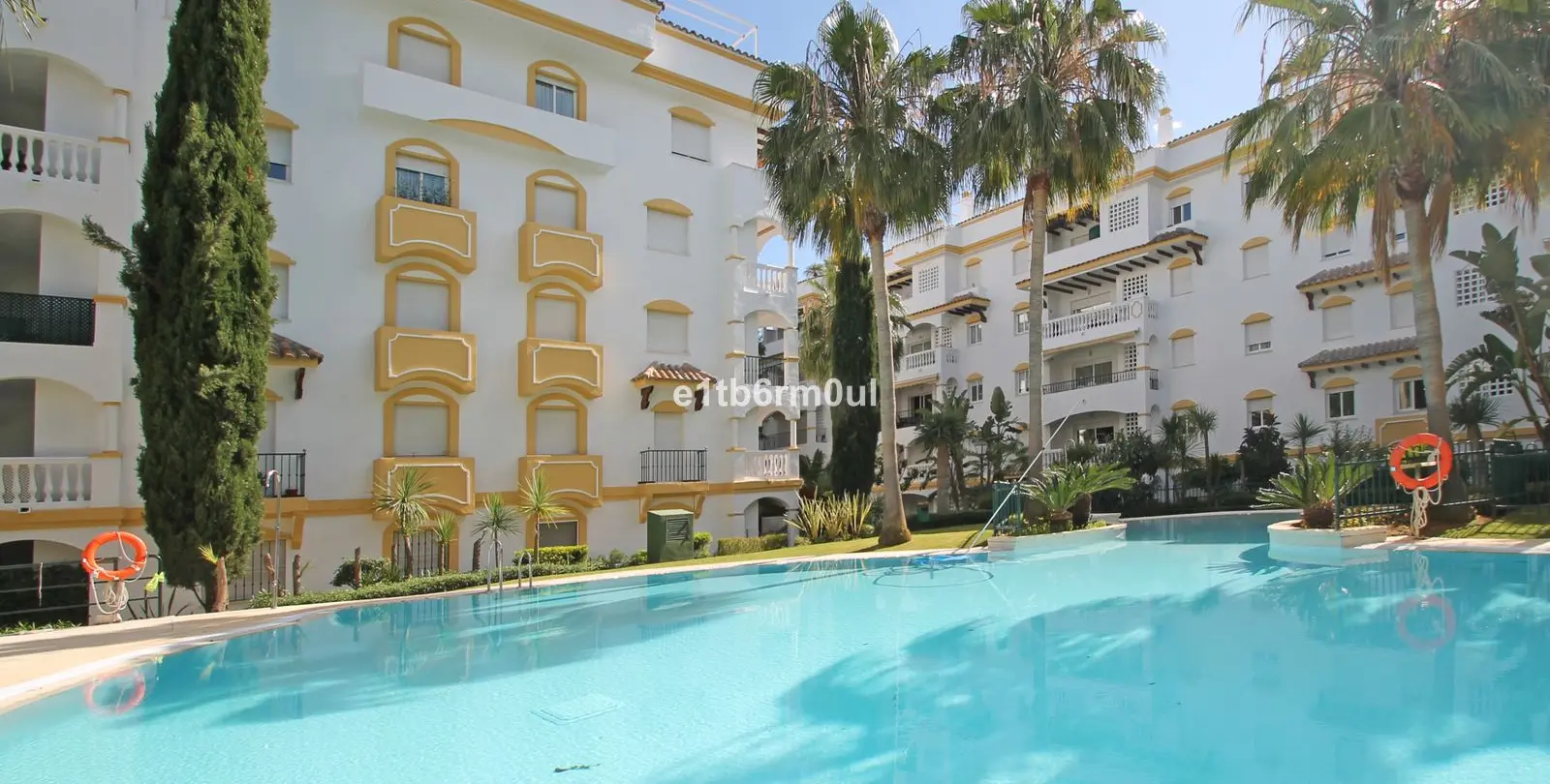 Sale of middle floor apartment in The Golden Mile 24