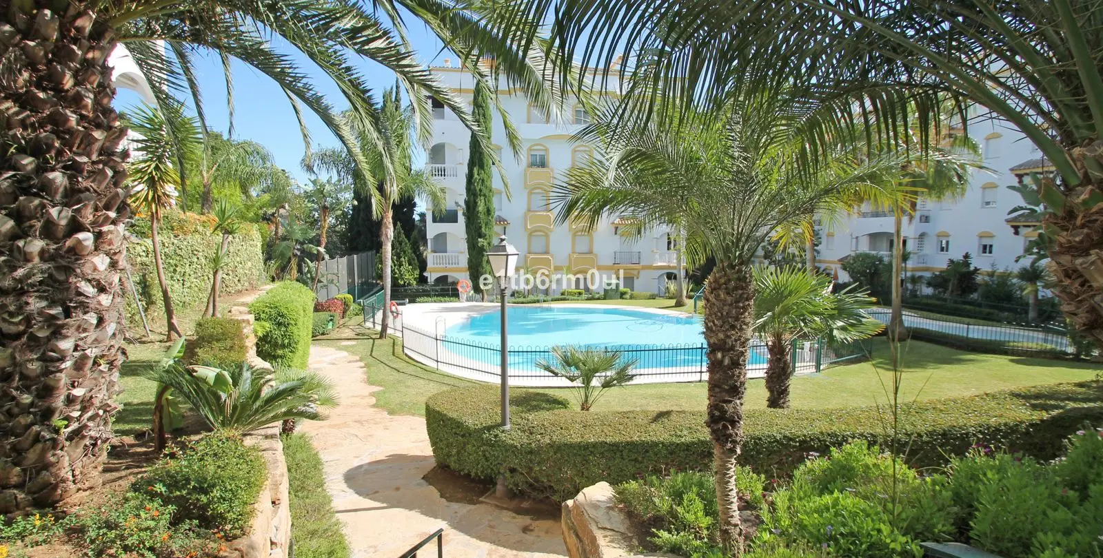 Sale of middle floor apartment in The Golden Mile 25