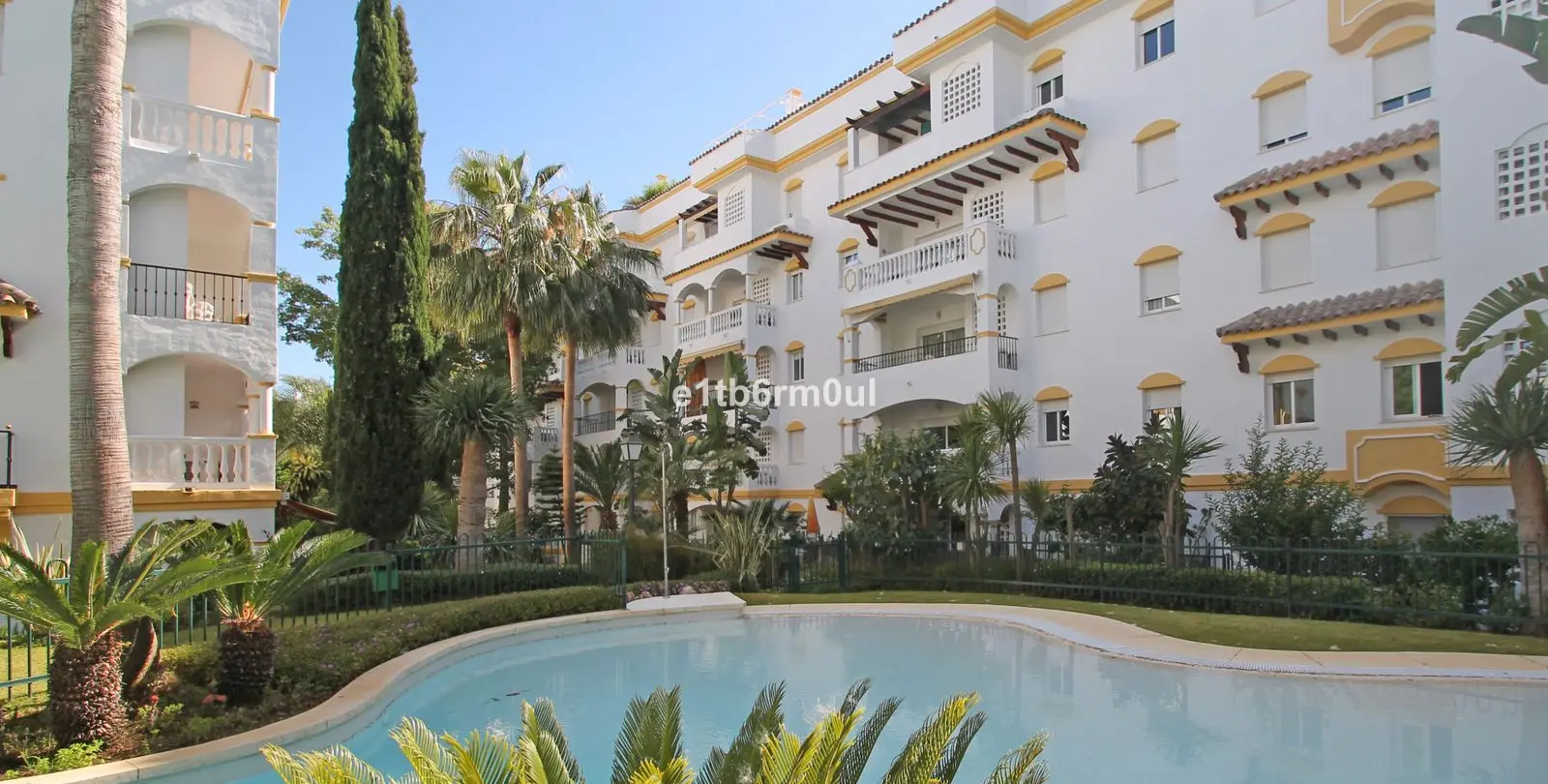 Sale of middle floor apartment in The Golden Mile 26