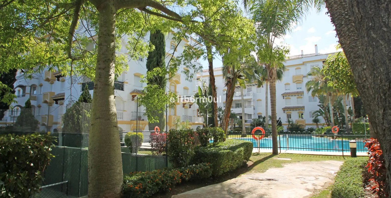 Sale of middle floor apartment in The Golden Mile 27