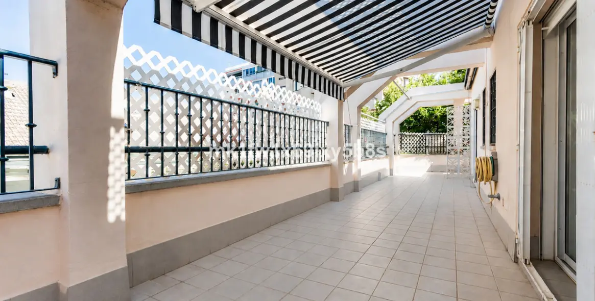 Venta de apartamento en planta media en Marbella 1