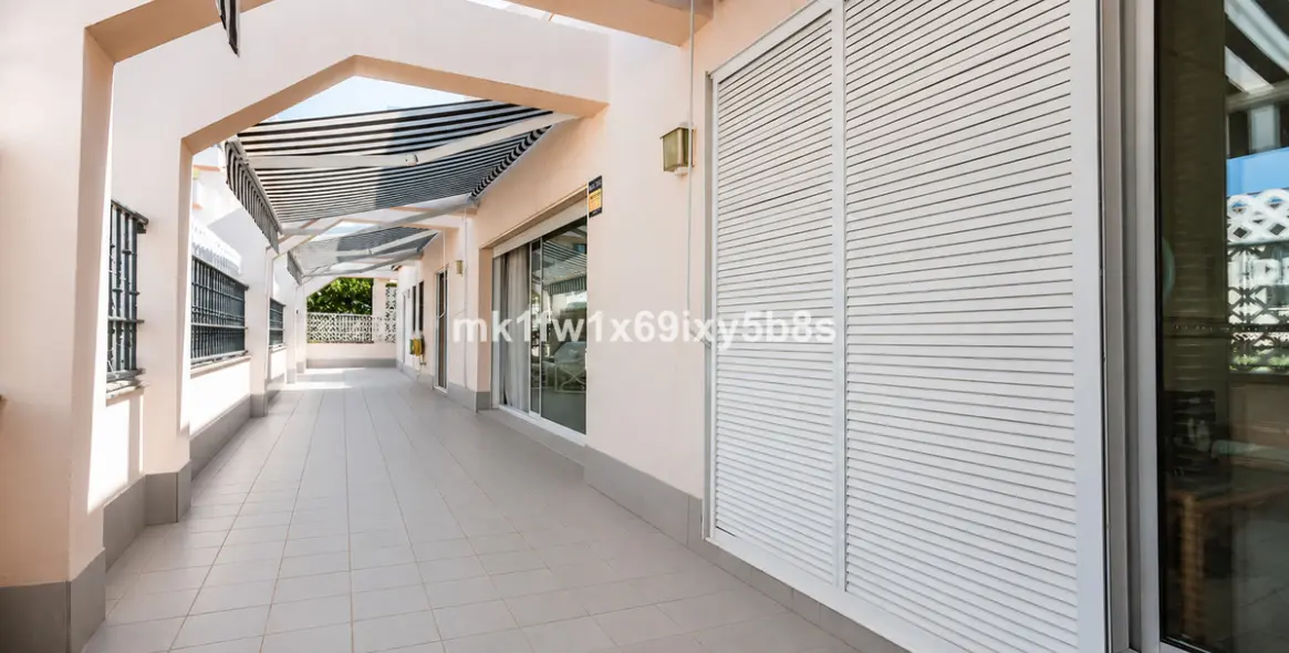 Venta de apartamento en planta media en Marbella 2