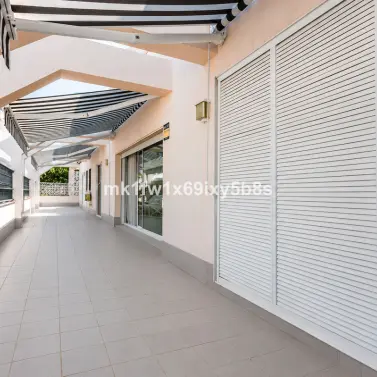 Venta de apartamento en planta media en Marbella