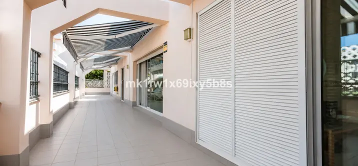Venta de apartamento en planta media en Marbella 1