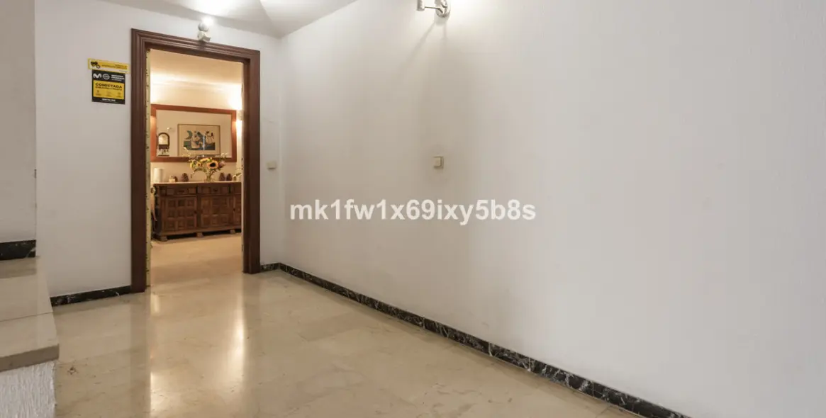 Venta de apartamento en planta media en Marbella 6