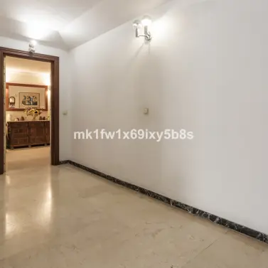 Venta de apartamento en planta media en Marbella