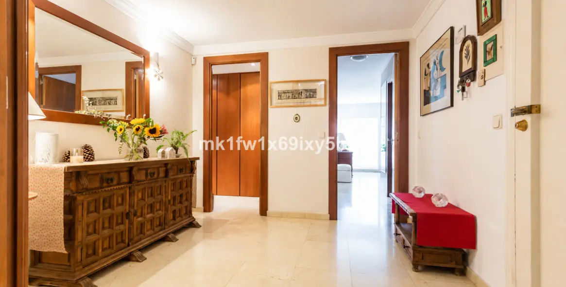 Venta de apartamento en planta media en Marbella 8