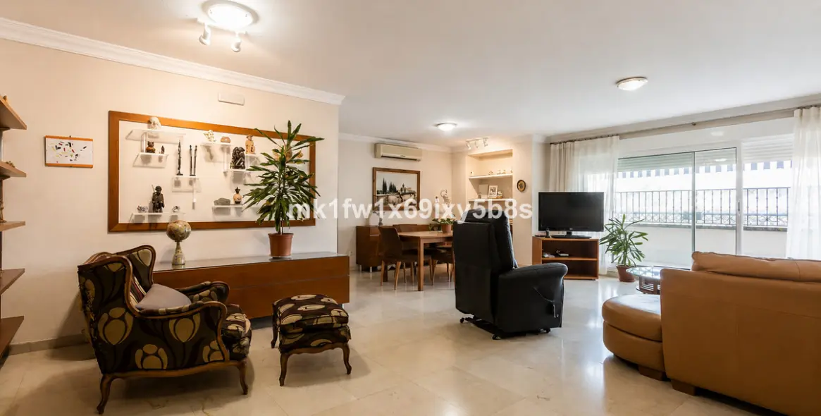 Venta de apartamento en planta media en Marbella 10