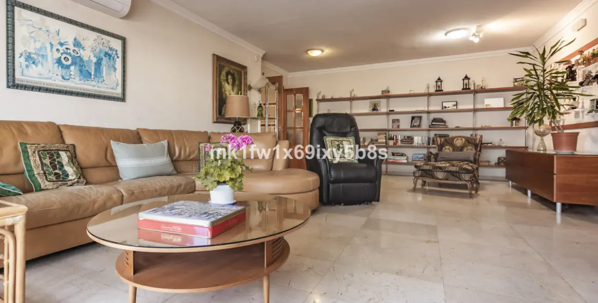 Venta de apartamento en planta media en Marbella 11