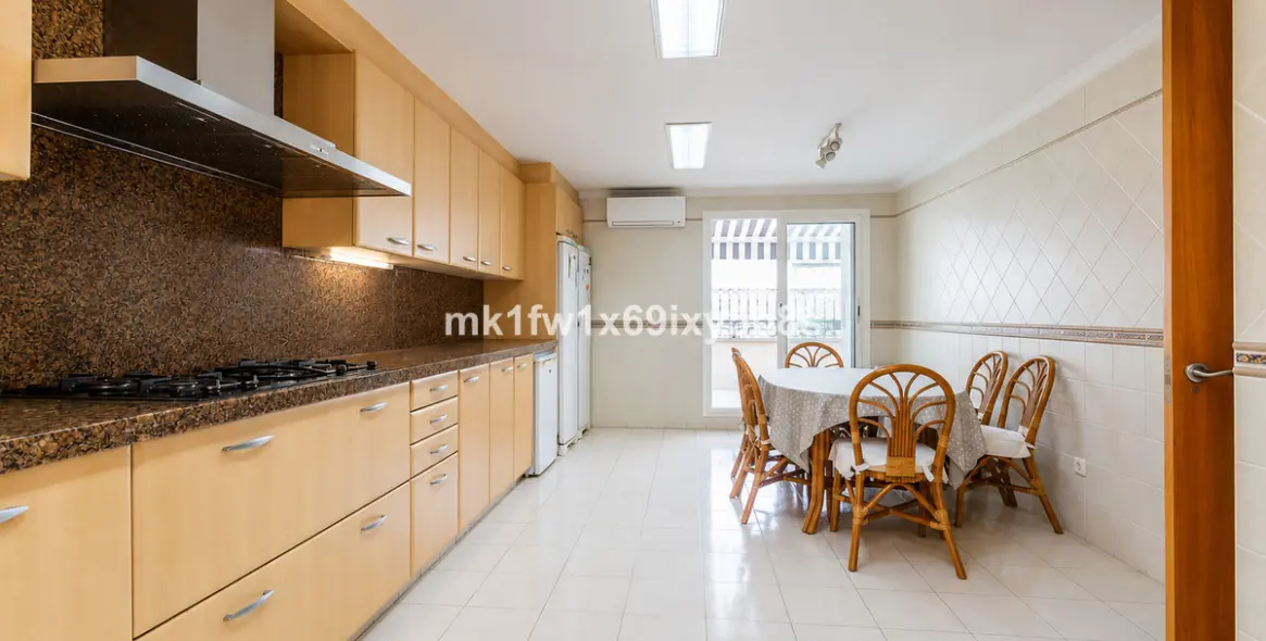 Venta de apartamento en planta media en Marbella 16
