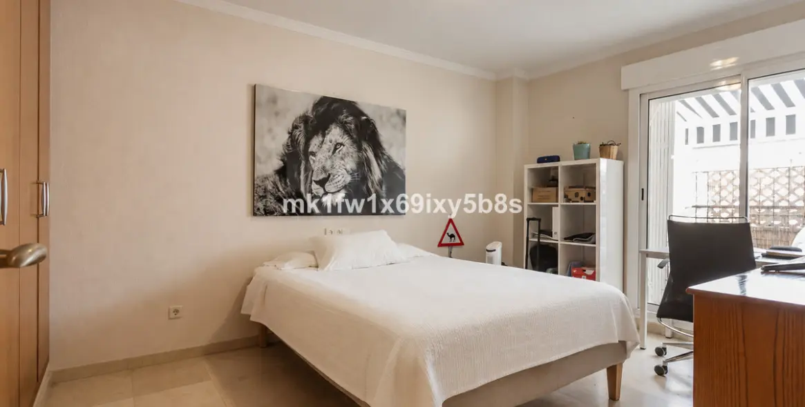 Venta de apartamento en planta media en Marbella 24