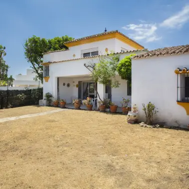 Sale of detached villa in Guadalmina Baja