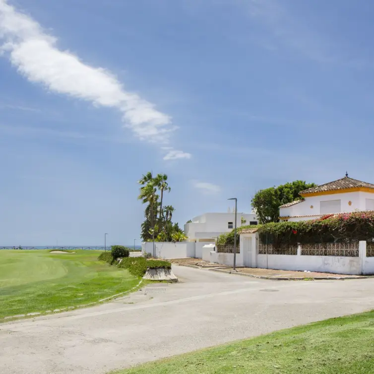Продажа  отдельно стоящей виллы в Guadalmina Baja