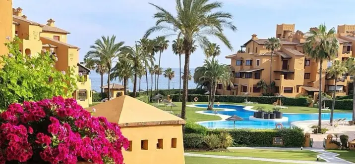 Продажа апартаментов на среднем этаже в Estepona 0