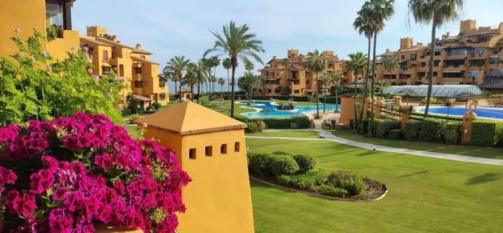 Продажа апартаментов на среднем этаже в Estepona 1
