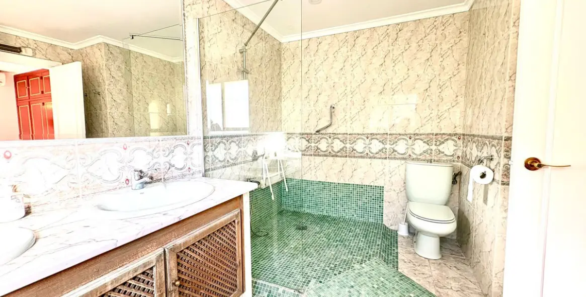 Venta de apartamento en planta media en Marbella 11