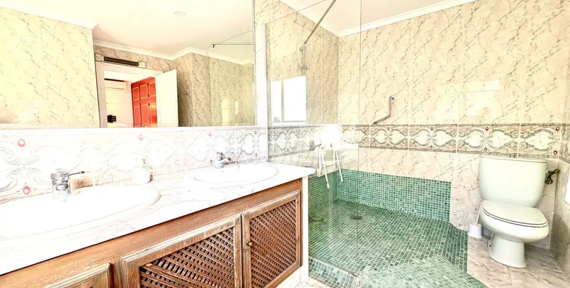 Venta de apartamento en planta media en Marbella 12