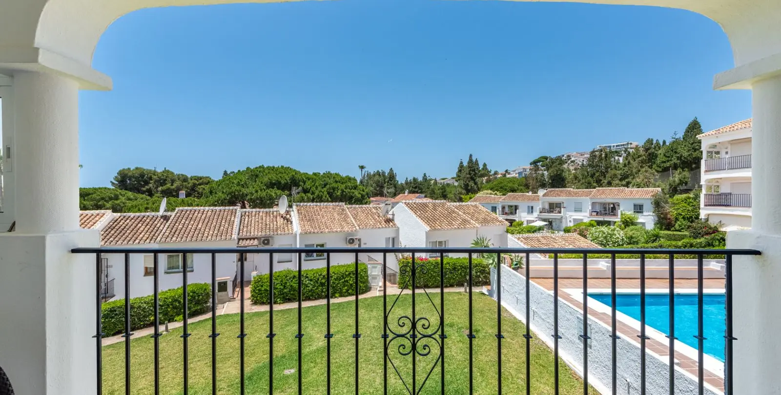 Sale of middle floor apartment in La Cala de Mijas 1