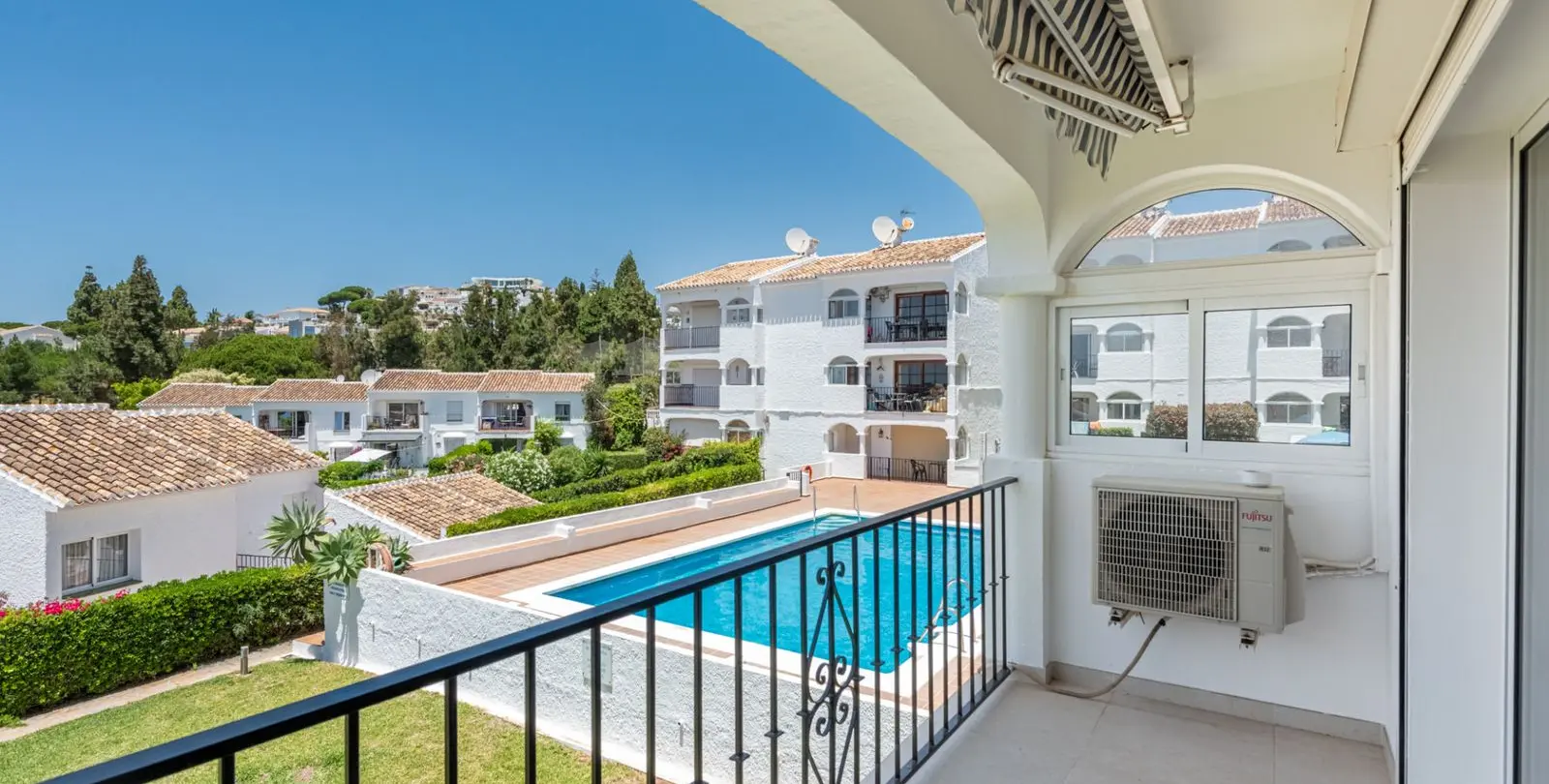 Sale of middle floor apartment in La Cala de Mijas 17