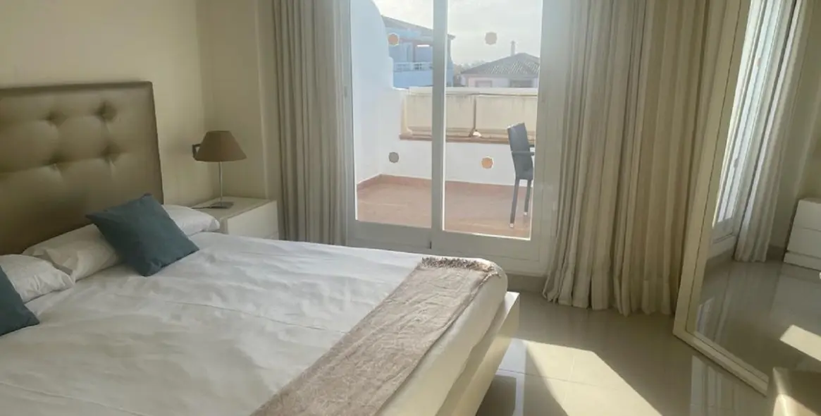 Sale of penthouse in Estepona 4
