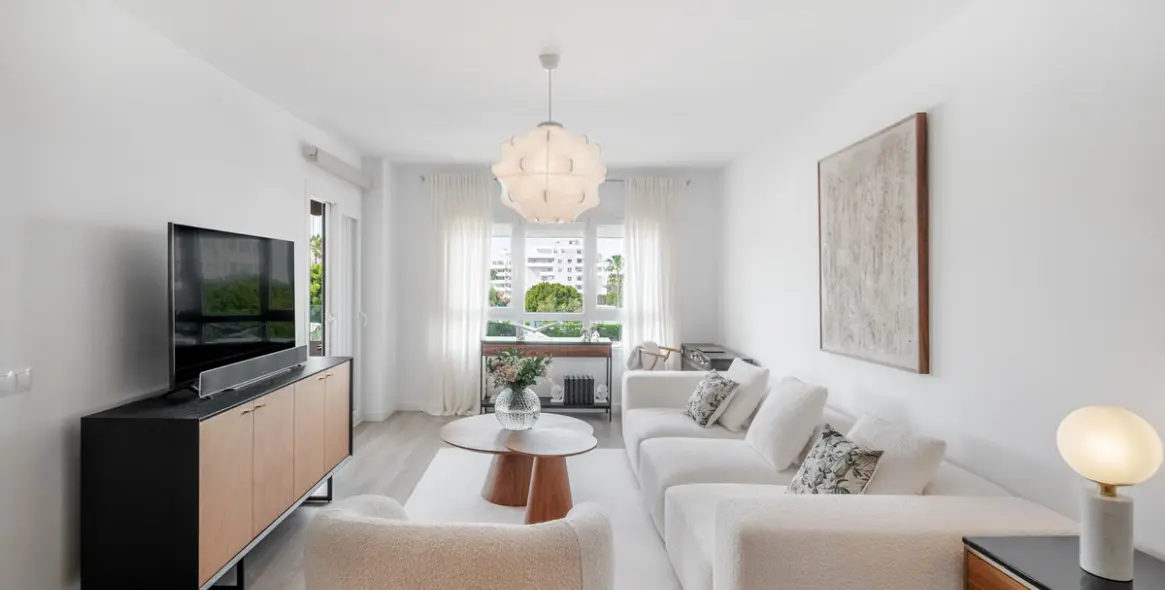 Venta de apartamento en planta media en Nueva Andalucía 1