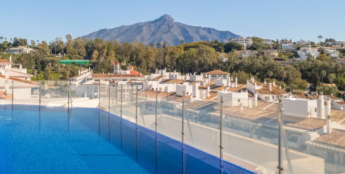 Venta de apartamento en planta media en Nueva Andalucía 2