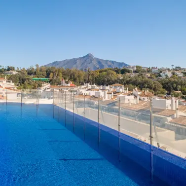 Sale of middle floor apartment in Nueva Andalucía