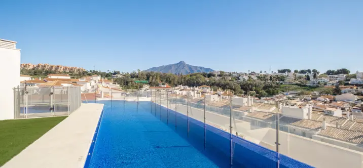 Sale of middle floor apartment in Nueva Andalucía 2