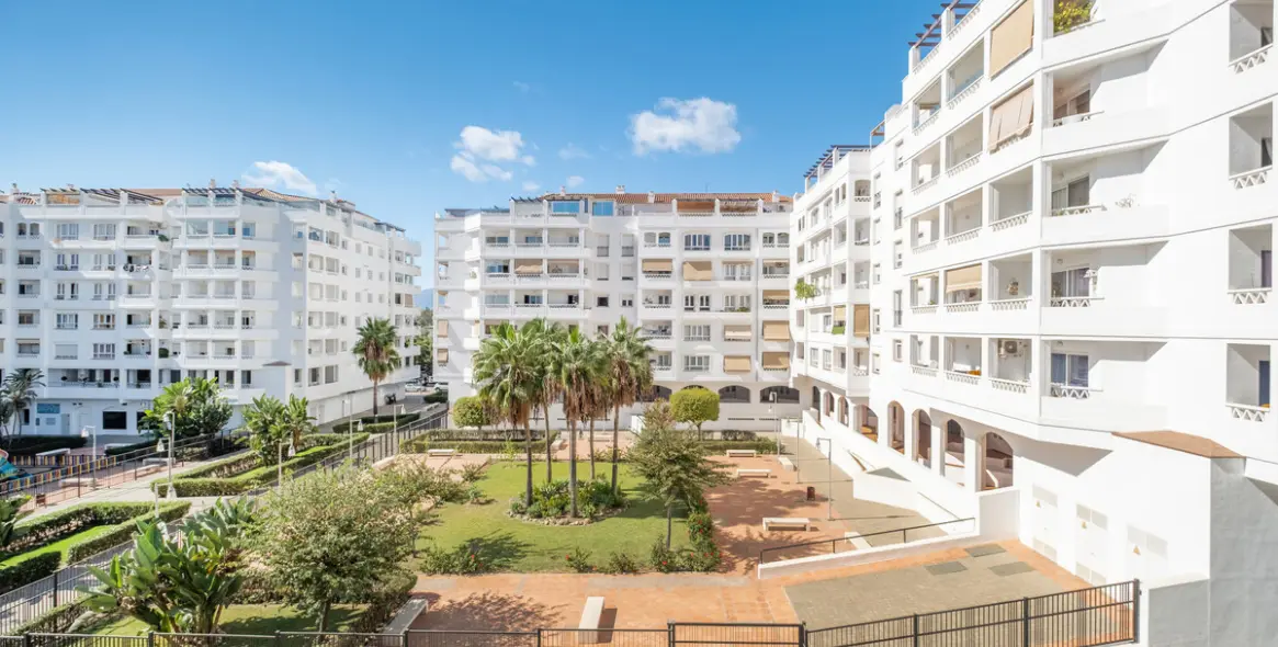 Venta de apartamento en planta media en Nueva Andalucía 4