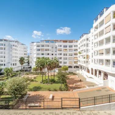 Sale of middle floor apartment in Nueva Andalucía