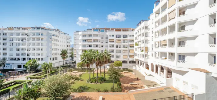 Sale of middle floor apartment in Nueva Andalucía 3