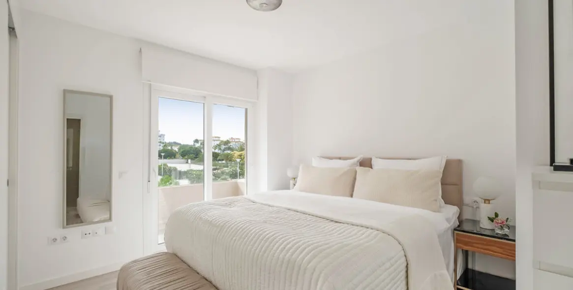 Venta de apartamento en planta media en Nueva Andalucía 18