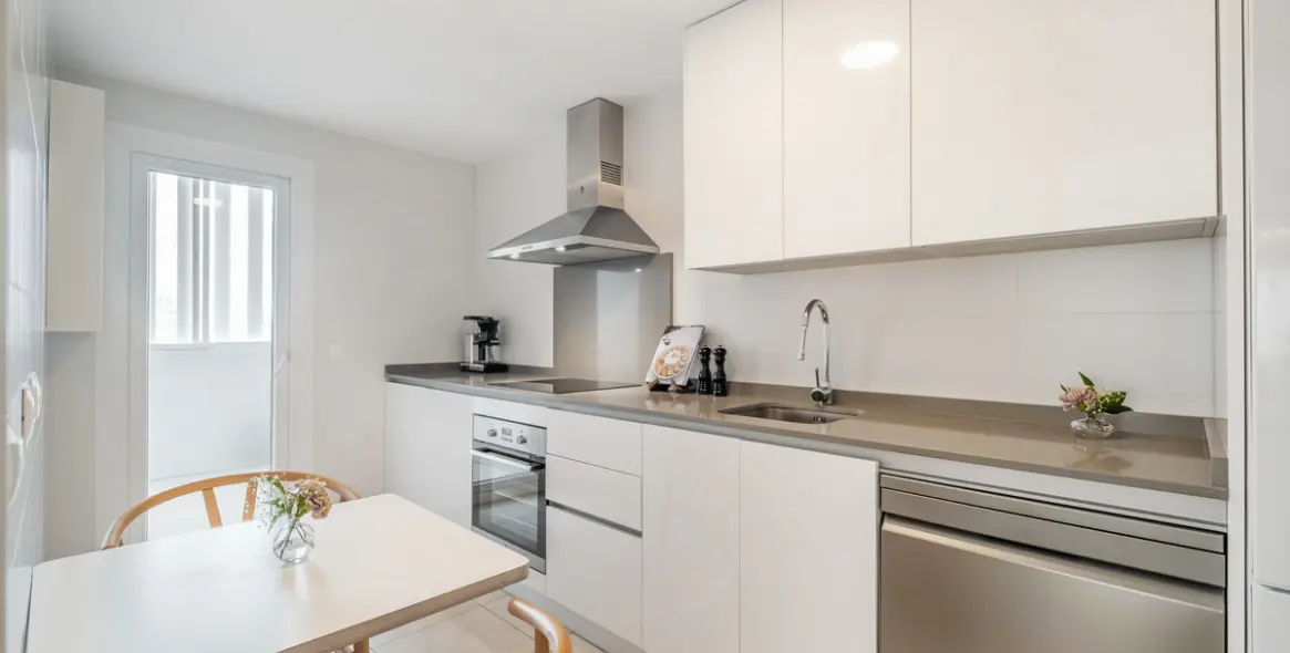 Venta de apartamento en planta media en Nueva Andalucía 30