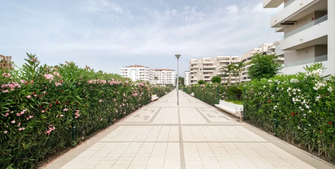Venta de apartamento en planta media en Nueva Andalucía 50