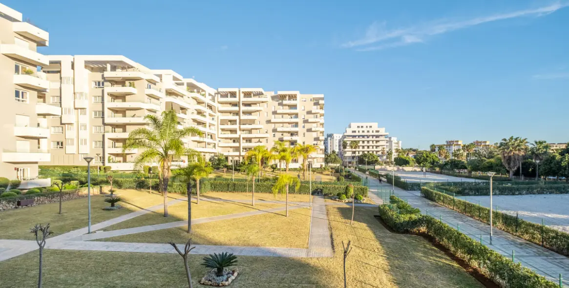 Venta de apartamento en planta media en Nueva Andalucía 52