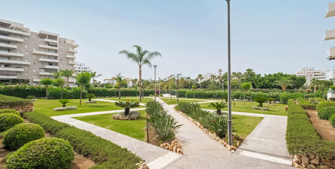 Venta de apartamento en planta media en Nueva Andalucía 63