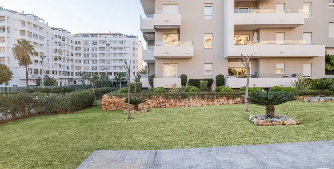 Venta de apartamento en planta media en Nueva Andalucía 64