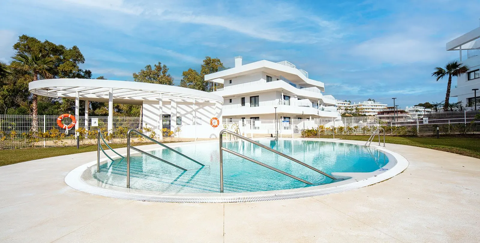 Venta de apartamento en planta media en Estepona 1